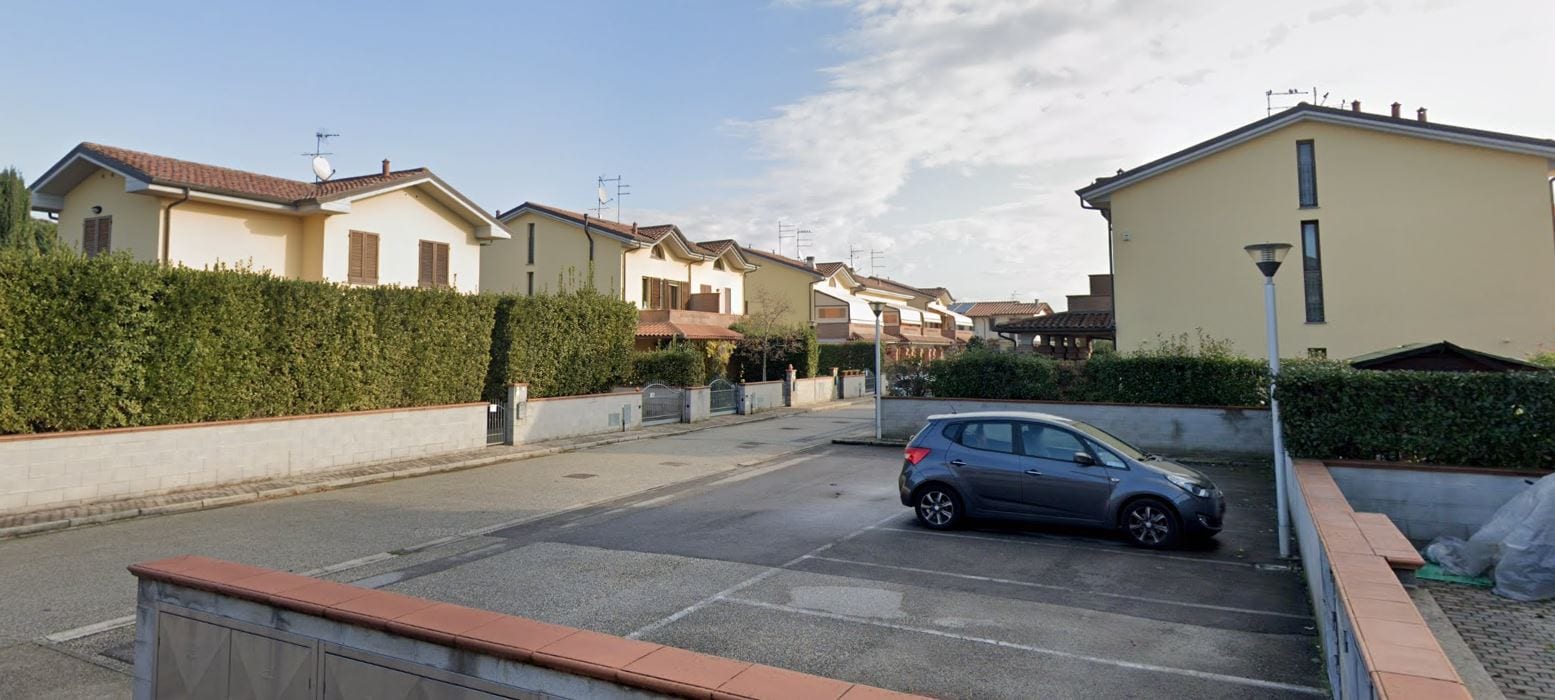 Le Fresie: la via interna dell’insediamento, con le palazzine su entrambi i lati e i parcheggi in linea.