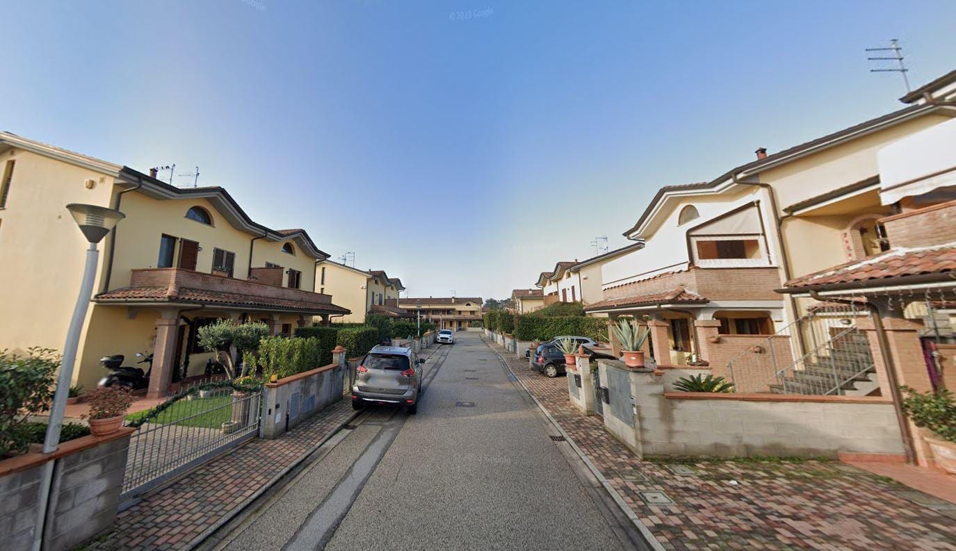 La strada interna di Le Fresie, con le schiere affacciate su entrambi i lati e i giardini recintati.