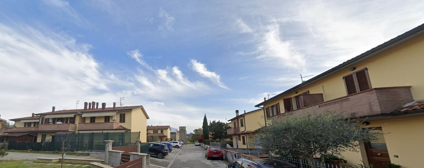 Quartiere U: la corte interna fra due file di palazzine, con i posti auto e i giardini recintati.