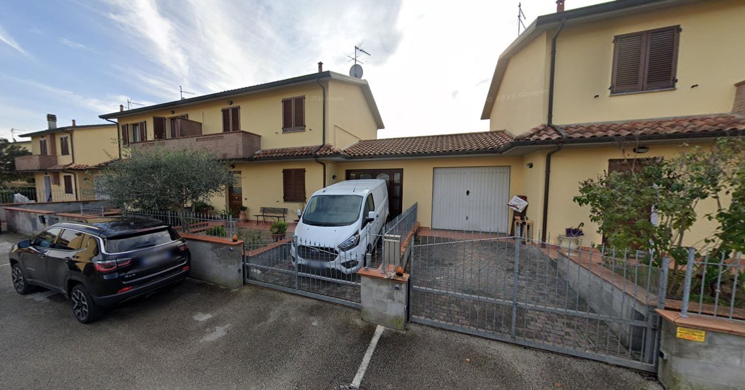 Quartiere U: le villette a schiera affacciate sulla corte, con i portici e i garage al piano terra.