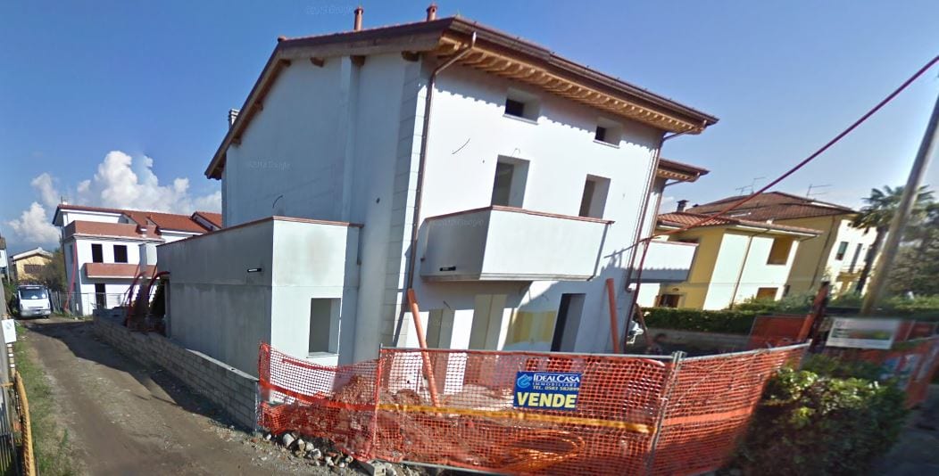 Residence Ulivo in costruzione: il fabbricato al grezzo con il tetto già posato e le recinzioni di cantiere.