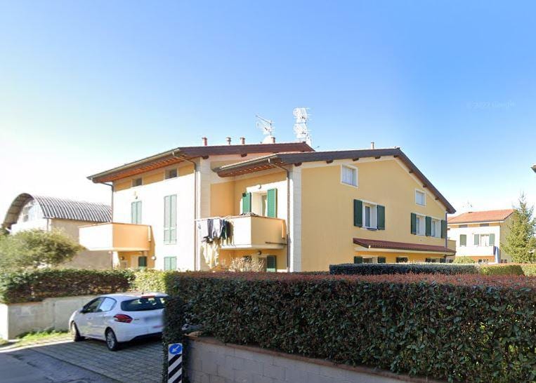 Residence Ulivo: la palazzina con le persiane verdi e i balconi affacciati sulla siepe perimetrale.