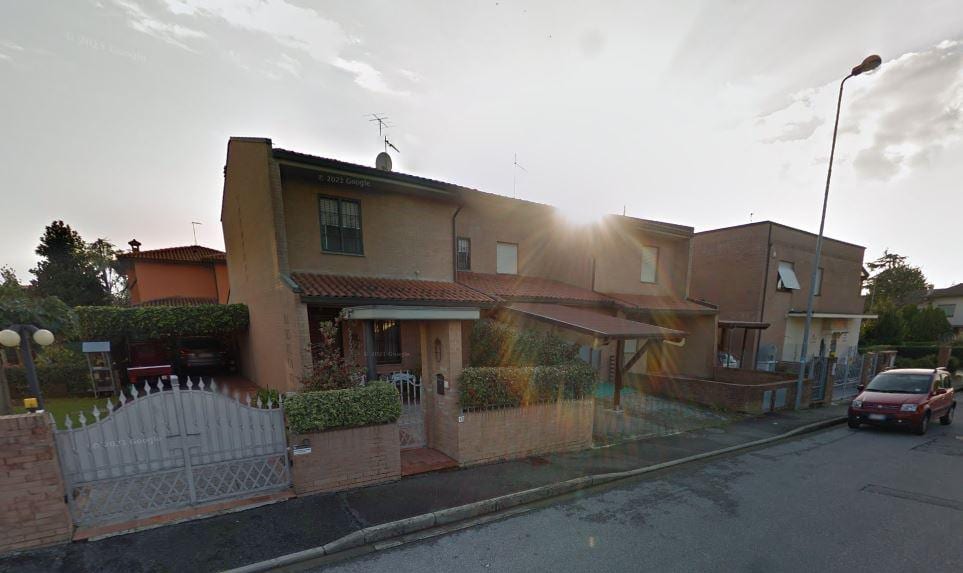 Unità Fermi: la villetta a schiera in laterizio a vista, con il portico d’ingresso e il giardino recintato.