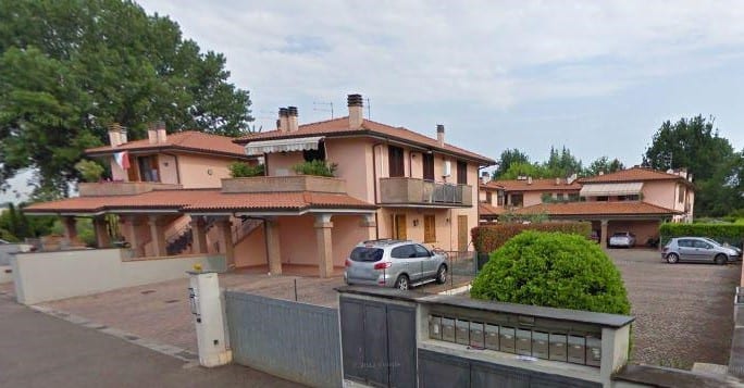 Villa Le Rose: i corpi di fabbrica con i portici al piano terra e le logge coperte al primo piano.