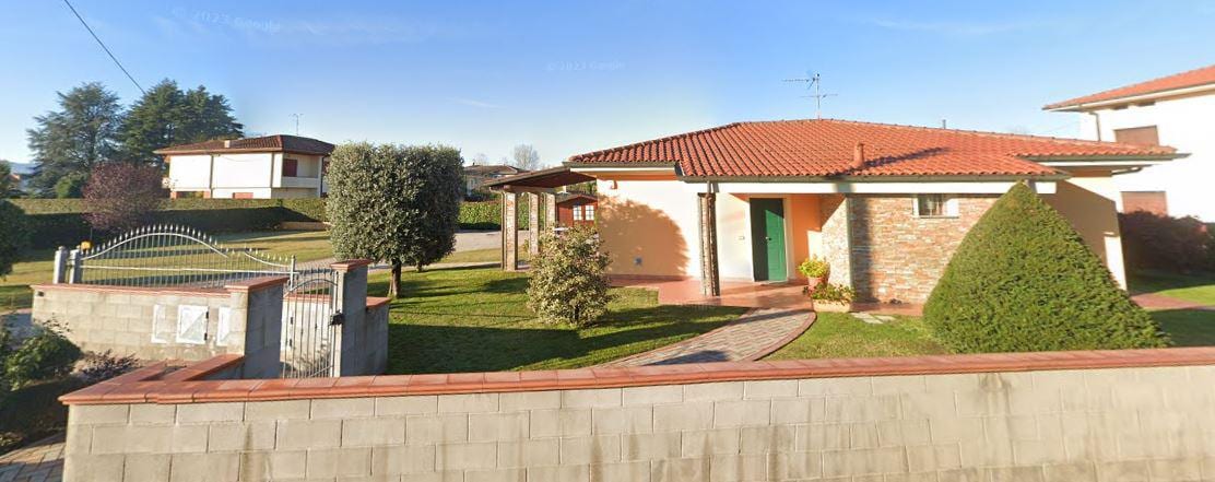 Villa Salviati: la villa su un piano con il tetto in coppi, il rivestimento in pietra e il giardino su tutti i lati.