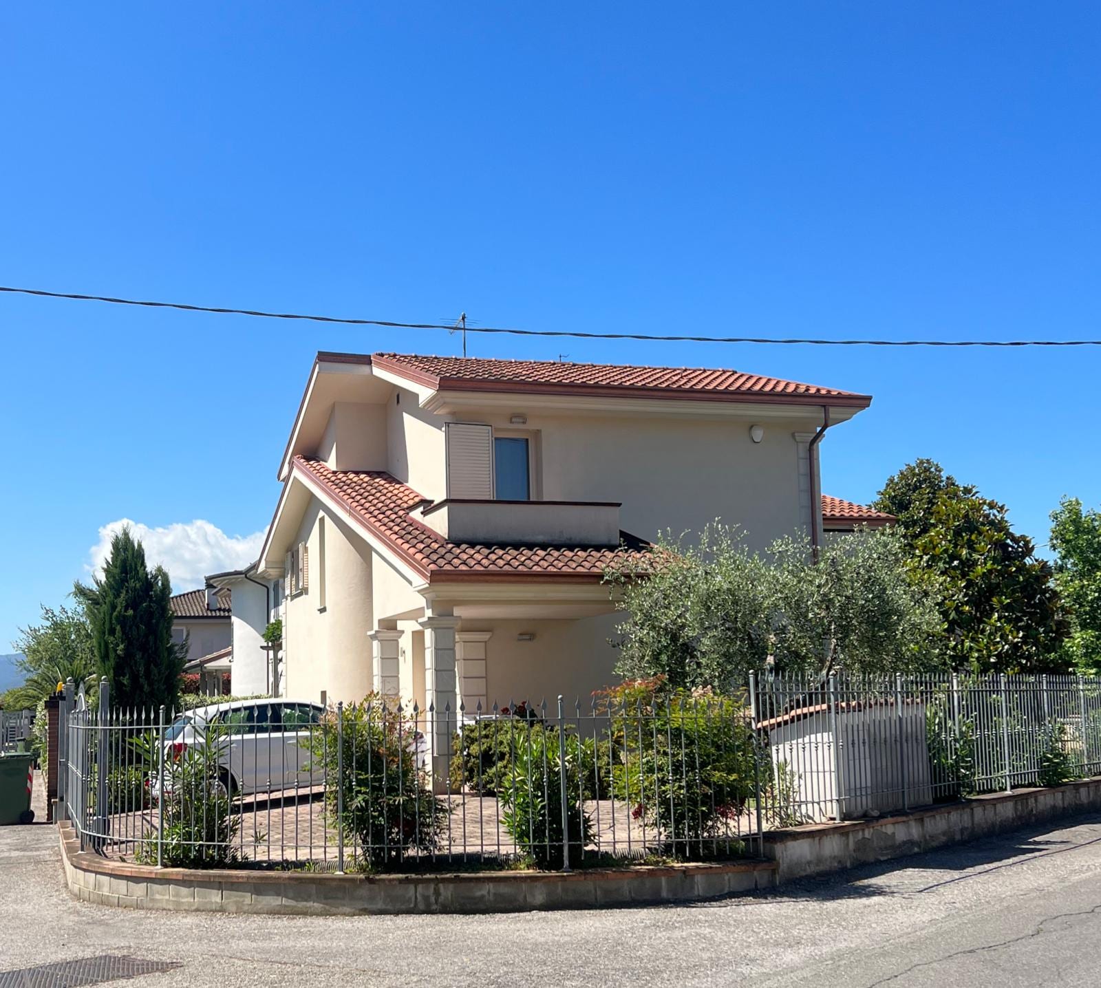 Villa Vittoria dall’angolo della strada, con il portico d’ingresso e il giardino recintato.