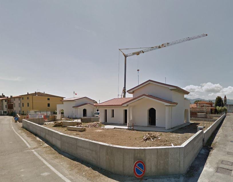 Ville Corniglia in costruzione: due unità al grezzo avanzato con la gru di cantiere ancora in opera.