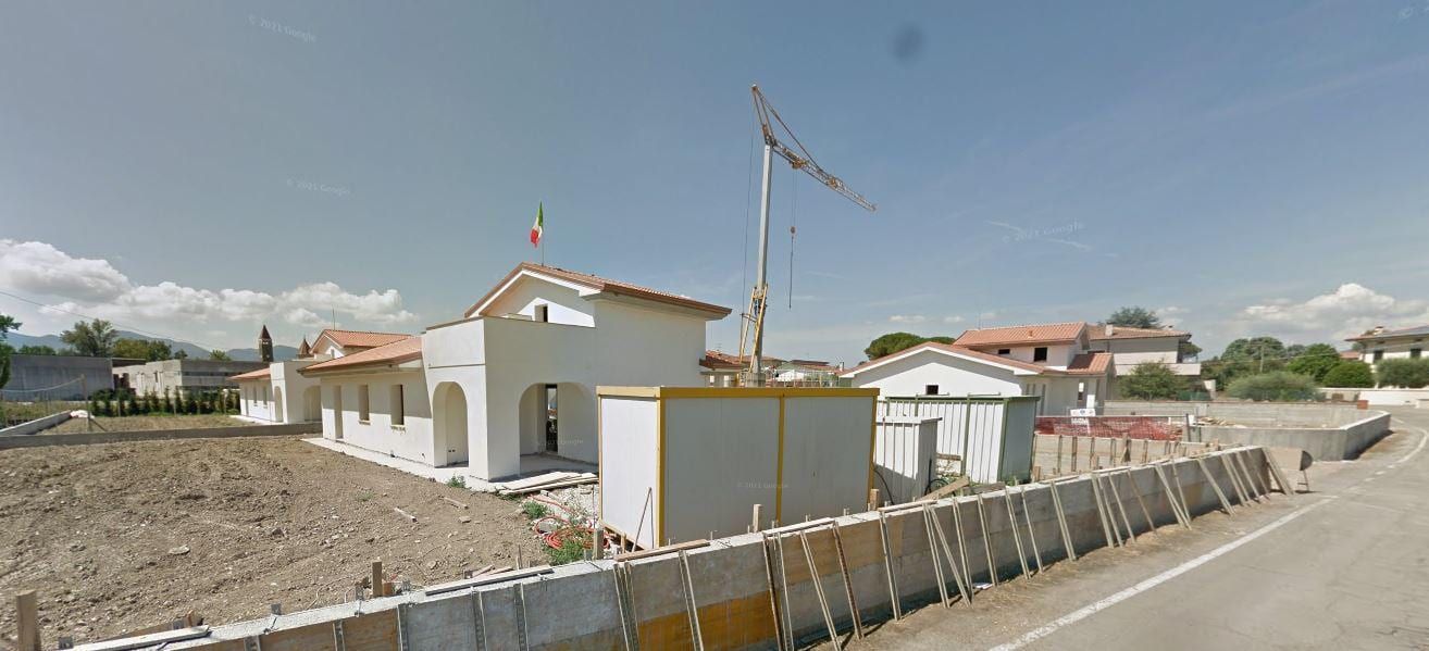 Il complesso di Ville Corniglia durante i lavori, con le casseforme del muro di recinzione in primo piano.
