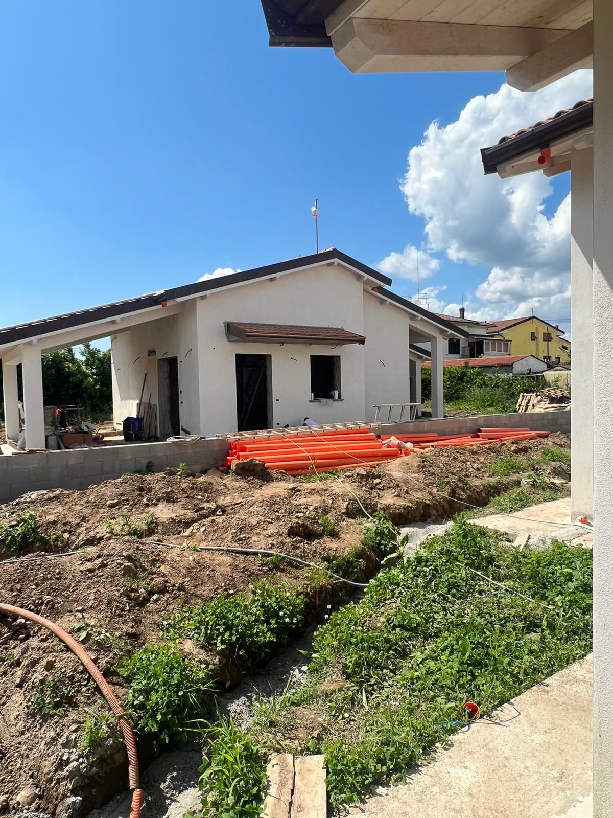 Cantiere di Ville Gemini: la struttura al rustico e gli scavi degli impianti nel giardino.